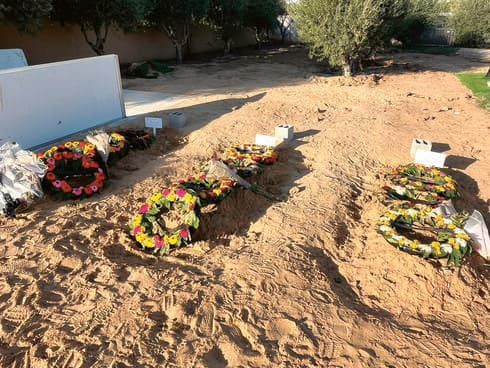 שלושת הקברים הטריים בבית העלמין בשדה עוזיה 
