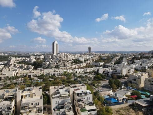 שברי יירוט נחתו בשתי שכונות במודיעין (צילום: מתוך עמוד הפייסבוק הרשמי של ראש העירייה חיים ביבס) שברי יירוט נחתו בשתי שכונות במודיעין