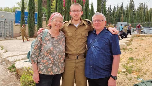 בתיה ושי חנניה עם בנם יאיר ז"ל (צילום: פרטי) בתיה ושי חנניה עם בנם יאיר ז"ל