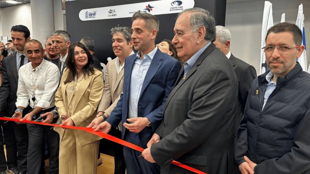 מטכס המראת הבכורה של אייר חיפה (צילום: משרד התחבורה) מטכס המראת הבכורה של אייר חיפה