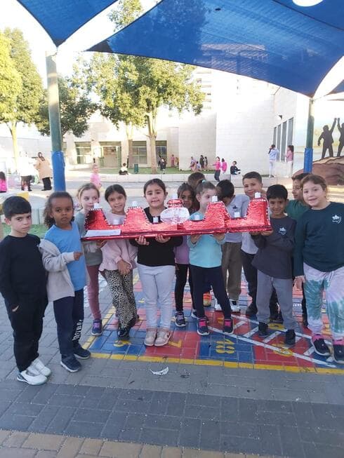 החנוכיות של ילדי הצהרונים ברחובות - הצדעה ליחידות צה"ל