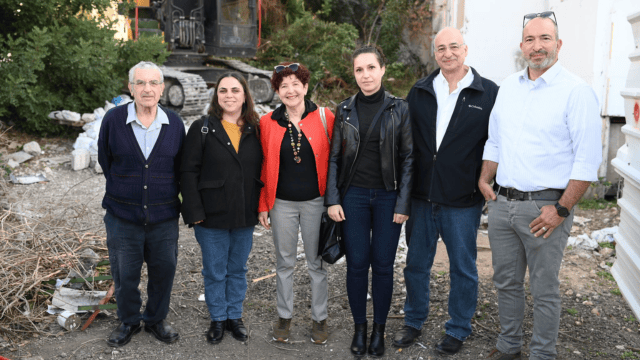 אושרי ושלמה דוד מבעלי חברת יובל אלון, מרינה רובין מנהלת פרוייקטים במנהלת להתחדשות עירונית בחיפה  אורנה מור, מנהלת המנהלת להתחדשות עירונית בחיפה, שרה טודובר רכזת חברה ושיתוף ציבור, יצחק כהן - דייר