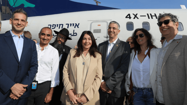 מטכס המראת הבכורה של אייר חיפה (צילום: משרד התחבורה) מטכס המראת הבכורה של אייר חיפה