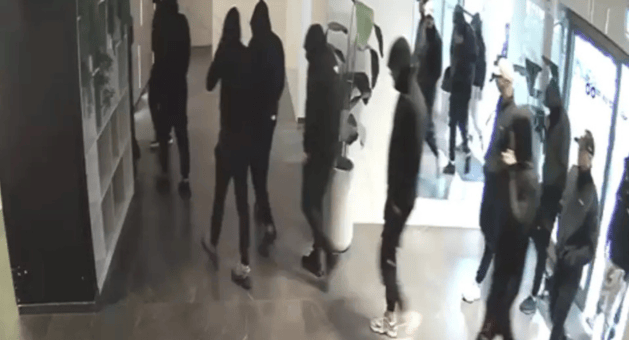 רעולי הפנים נכנסים לבניין המגורים בקרית ים רעולי הפנים נכנסים לבניין המגורים בקרית ים