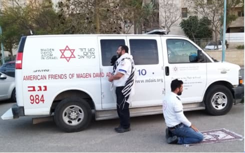  אברהם מינץ ז"ל בתמונה שהפכה לסמל