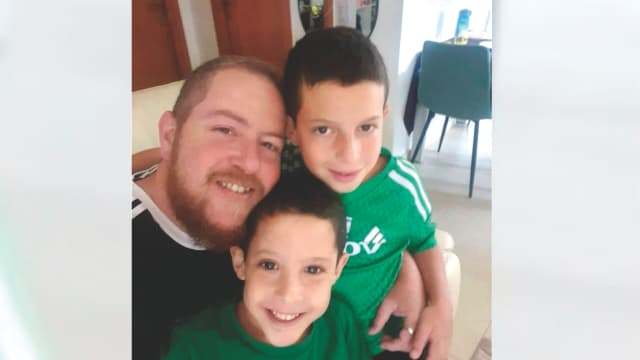 ישראלי עם ילדיו. "הם האוויר שלי"