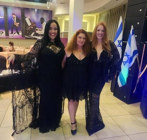 מנהלות התחרות: מימין חגית גואטה פרידמן, עו"ד אפי פדידה וענבל מאור
