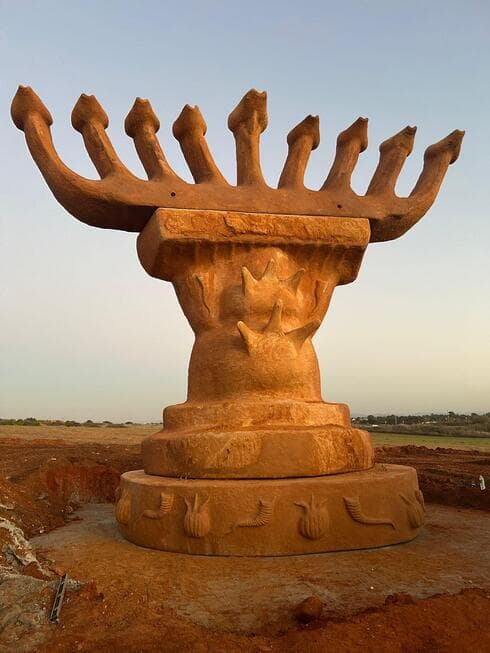 חנוכיית שמע ישראל הגדולה בעולם. הוצבה מול בית העלמין ברחובות