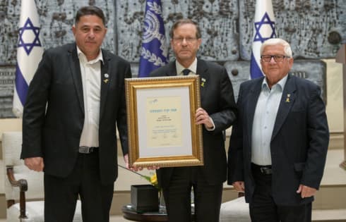 הנשיא עם בכירי המכללה