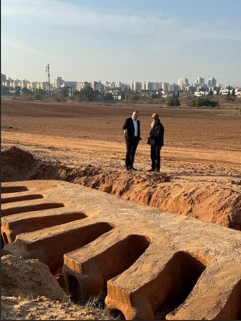 מוגילינר ודיל לפני הצבת החנוכייה