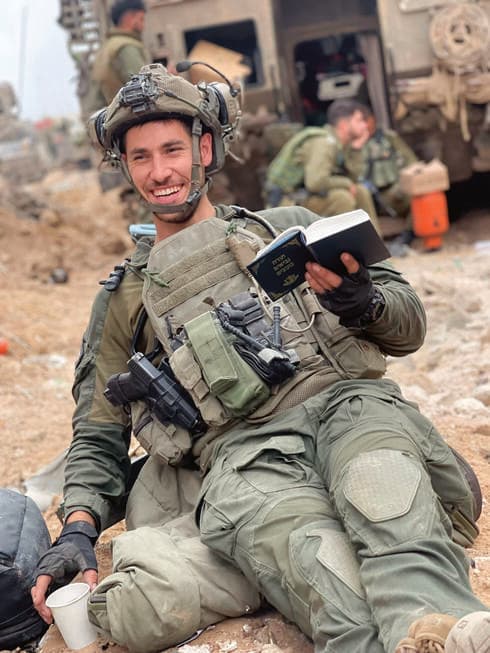 רס"ן בן שלי ז"ל עם התנ"ך בעזה