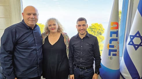 עדה אברכהן-שמש עם ראש העיר וסגנו (צילום: דוברות עיריית טבריה) עדה אברכהן-שמש עם ראש העיר וסגנו