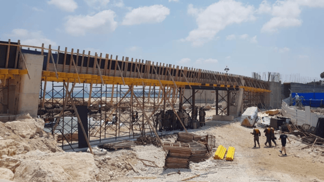 בניית גשר הולכי רגל בטיילת בת גלים חיפה (צילום: יפה נוף) גשר הולכי רגל בטיילת בת גלים חיפה
