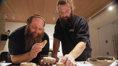 החוקרים טשרנין וסטורצ׳ן עם הנר