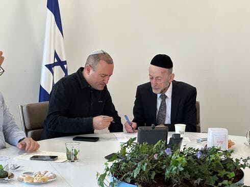 סגן שר התחבורה ומחזיק תיק הרשות לפיתוח המגזר החרדי, ח"כ הרב אורי מקלב וראש העירייה מתן דיל (צילום: עיריית רחובות) סגן שר התחבורה ומחזיק תיק הרשות לפיתוח המגזר החרדי, ח"כ הרב אורי מקלב וראש העירייה מתן דיל