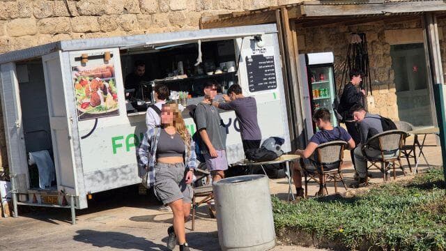 פודטראקים בנמל קיסריה