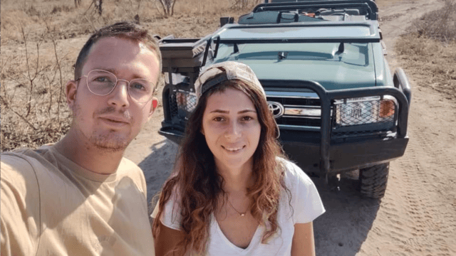 רכב הטיולים התהפך. ענבר גרדינגר ובעלה אור