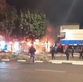 החנות בראשון לציון בזמן השריפה. הכל עלה באש