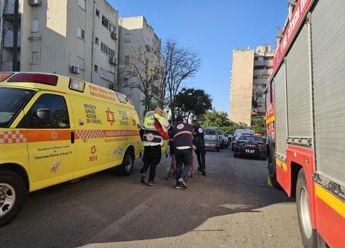 שריפה פרצה בבניין מגורים בן 4 קומות ברחוב הביכורים בקרית אתא (צילום: תיעוד מבצעי מד"א) ששריפה פרצה בבניין מגורים בן 4 קומות ברחוב הביכורים בקרית אתא
