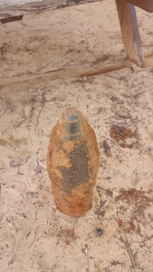 פגז בחצר בית הספר בכפר סבא
