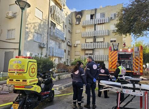 שריפה פרצה בבניין מגורים בן 4 קומות ברחוב הביכורים בקרית אתא (צילום: תיעוד מבצעי מד"א) ששריפה פרצה בבניין מגורים בן 4 קומות ברחוב הביכורים בקרית אתא