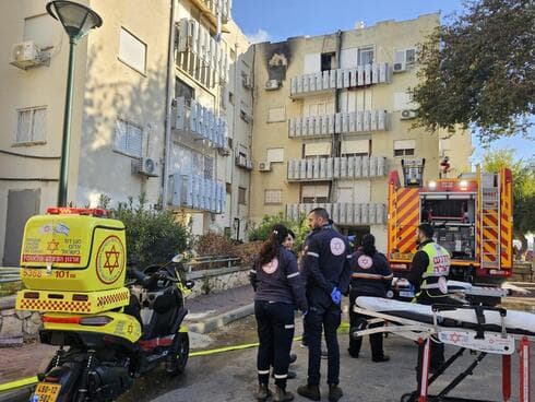 שריפה פרצה בבניין מגורים בן 4 קומות ברחוב הביכורים בקרית אתא (צילום: תיעוד מבצעי מד"א) ששריפה פרצה בבניין מגורים בן 4 קומות ברחוב הביכורים בקרית אתא