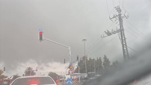 הגשם הגיע (צילום: שירות מיינט) גשם בפתח תקוה