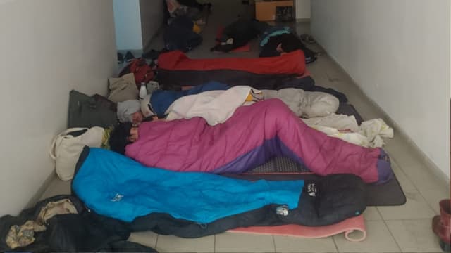 אי אמון מוחלט. המשקיפים נשארו לישון מחוץ לחדר הפתקים