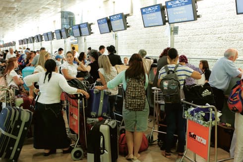 נוסעים בנתב"ג. (למצולמים אין קשר לכתבה