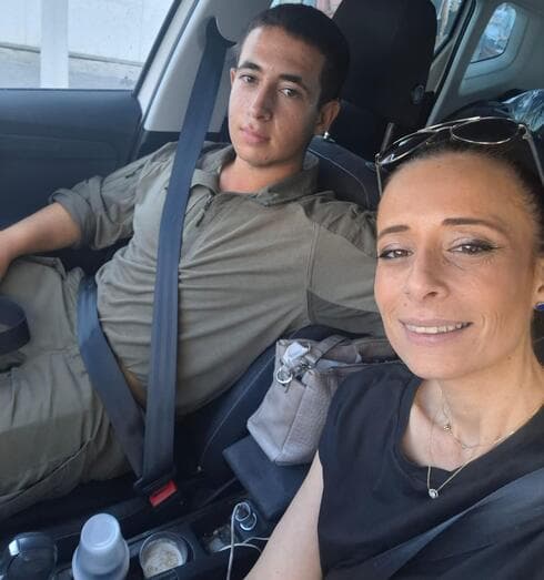 סמל יהב מעיין ז"ל ואמו (צילום: באדיבות המשפחה) סמל יהב מעיין ז"ל