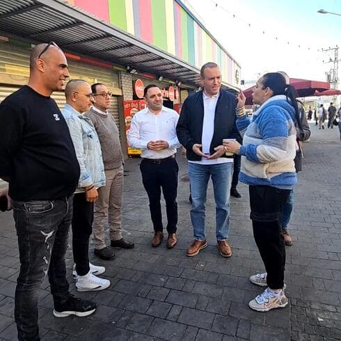 דיל וסוחרי השוק העירוני ברחובות (צילום: עיריית רחובות) דיל וסוחרי השוק העירוני ברחובות