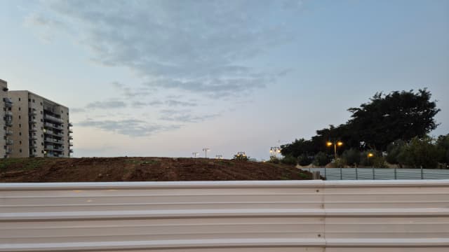 הגדר הלבנה בשכונת נווה דקלים פתח תקוה