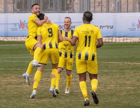 שחקני בית"ר נורדיה חוגגים