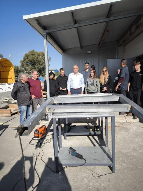 ענת, אמו של החייל החטוף מתן אנגרסט, בתיכון עוצמה
