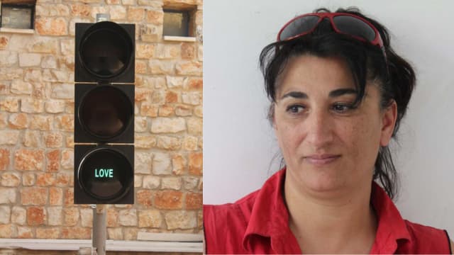 אביטל בר שי ויצירה מהתערוכה