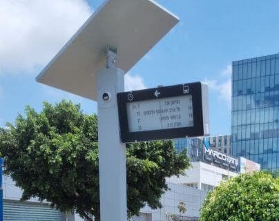 השלטים החדשים בתחנות האוטובוס בחולון