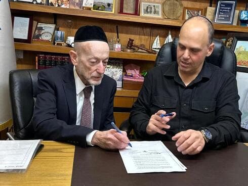 חותמים על ההסכם בבת ים