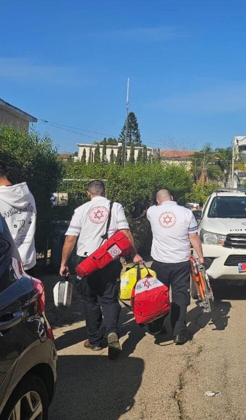זירת הרצח בקרית אתא (צילום: תיעוד מבצעי מד"א) זירת הרצח בקרית אתא