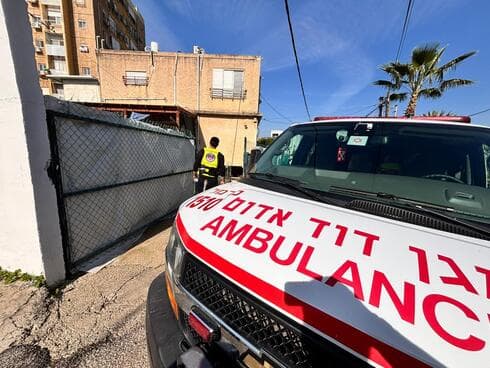 זירת הרצח בקרית אתא (צילום: תיעוד מבצעי מד"א) זירת הרצח בקרית אתא