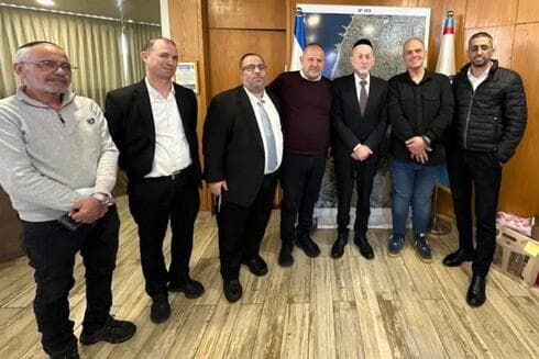 חותמים על ההסכם בבת ים