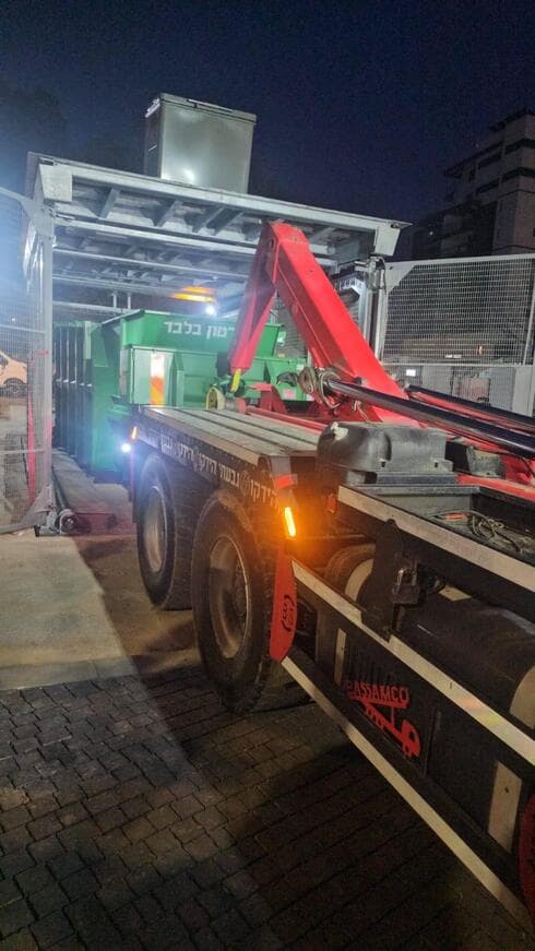 הדחסנית התת קרקעית שוק פתח תקוה (צילום: שירות מיינט) הדחסנית התת קרקעית שוק פתח תקוה
