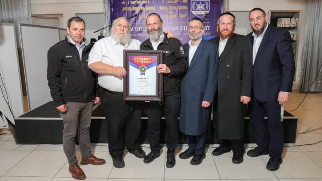 חלוקת תעודות הוקרה לנציג התורם יהודה ליב גרויס ממונטריאול ולקמב"ץ זק"א מרחב לכיש יוסי לנדאו (צילום: נתנאל לוינשטיין) הכנסת ספר תורה לגמ"ח ניחום אבלים של זק"א מחוז צפון