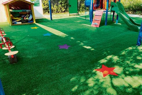 מחליפים את הדשא הסינטטי (צילום: עיריית כפר סבא) מחליפים את הדשא הסינטטי