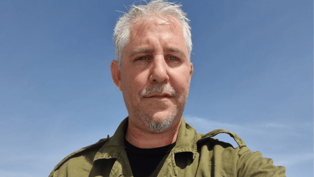 אמיר אבן טוב. "עסק במדים"
