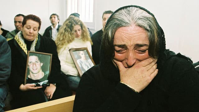 לא הודיעו להן שהוא משתחרר. משפחות שכולות בגזר הדין של מפגע מסעדת מקסים חיפה (צילום: עמית מגל) משפחות שכולות בגזר הדין של מפגע מסעדת מקסים חיפה