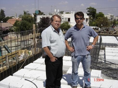 שימי אביב ז"ל עם בנו דרור (צילום: פרטי) שימי אביב ז"ל עם בנו דרור