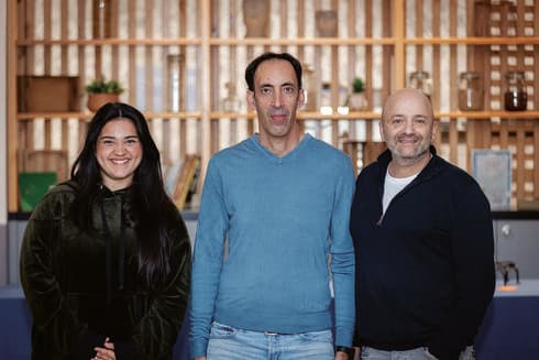 אמציה קידר, אורן לב כהן והסטודנטית מאירה בלאושטיין. מלווים אותו במסגרת הפרויקט עם האוניברסיטה (צילום: יהל בטיטו אבוקסיס) אמציה קידר, אורן לב כהן והסטודנטית מאירה בלאושטיין. מלווים אותו במסגרת הפרויקט עם האוניברסיטה