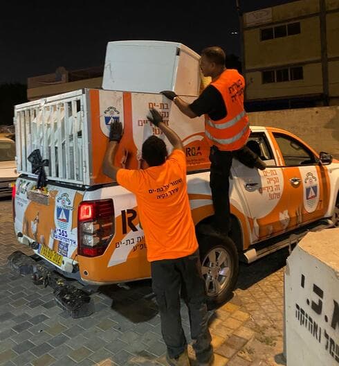 אוספים זבל בבת ים