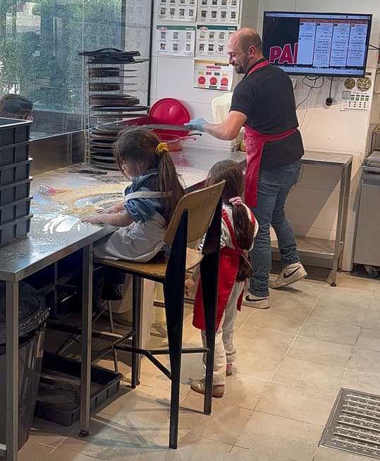 מכינים פיצה בסניף הירושלמי של פאפא ג'ונס