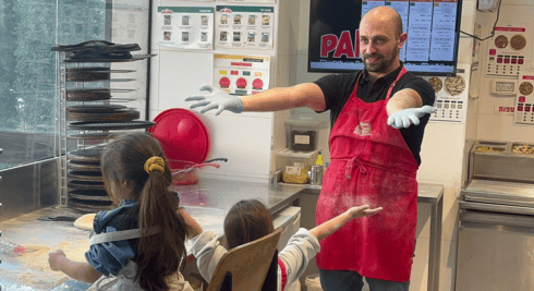 מכינים פיצה בסניף הירושלמי של פאפא ג'ונס